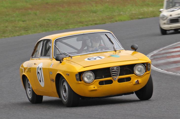 ティントップ・カップで、後ろを走る1965年「モーリス・ミニクーパーS Mk1」を振り切って4位に入った1968年「アルファ・ロメオ・ジュリア スプリントGTヴェローチェ」。