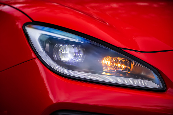 ポジションランプとエクステンションで、スバル車に共通するCシェイプモチーフを表現する新型「スバルBRZ」のヘッドランプ。全車にオートレベライザーとステアリング連動機能が組み込まれた、フルLEDランプが採用されている。