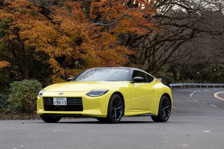 【日産フェアレディZバージョンSTのスペック】
	ボディーサイズ：全長×全幅×全高＝4380×1845×1315mm／ホイールベース：2550mm／車重：1590kg／駆動方式：FR／エンジン：3リッターV6 DOHC 24バルブ ターボ／トランスミッション：6段MT／最高出力：405PS（298kW）/6400rpm／最大トルク：475N・m（48.4kgf・m）/1600-5600rpm／タイヤ：（前）255/40R19 96W／（後）275/35R19 96W（ブリヂストン・ポテンザS007）／燃費：9.5km/リッター（WLTCモード）／価格：646万2500円
	
	【取材時の電費データ】
	テスト距離：280.6km（市街地1：高速道路7：山岳路2）／使用燃料：34.0リッター（ハイオクガソリン）／参考燃費：8.3km/リッター（満タン法）／8.9km/リッター（車載燃費計計測値）