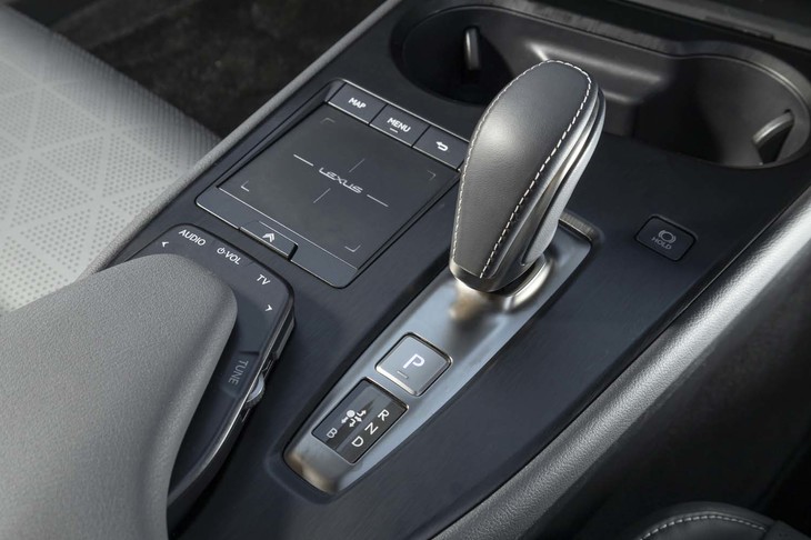 本革とサテンメッキ調ベゼルを組み合わせたシフトセレクター。トランスミッションは備えておらず1速の固定式。