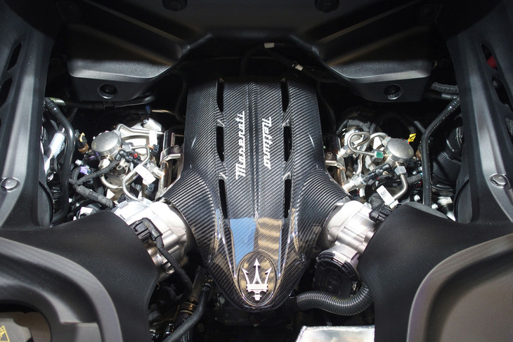 最高出力640PS/7500rpm、最大トルク720N・m/3000-5500rpmの3リッターV6ツインターボエンジンをリアミドに搭載。