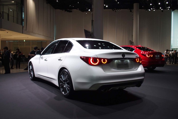 スカイラインの伝統ともいえる丸形4灯のリアコンビネーションライトを新たに採用。