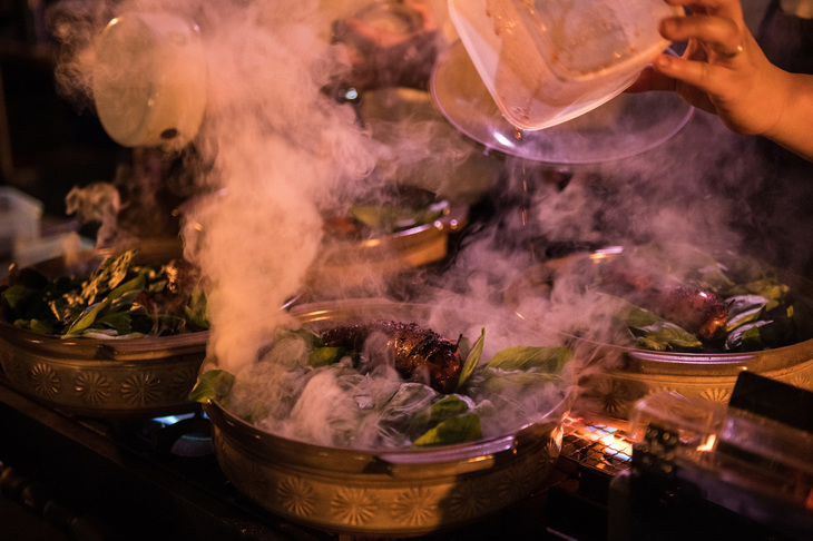 サーブ時の大胆な演出もダイニングアウトの醍醐味（だいごみ）。