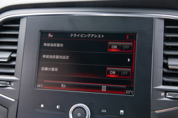 運転支援機能としては、自動緊急ブレーキや、車線逸脱警報、自動操舵による「イージーパーキングアシスト」などが装備されるが、前走車追従機能付きクルーズコントロールについては設定がない。