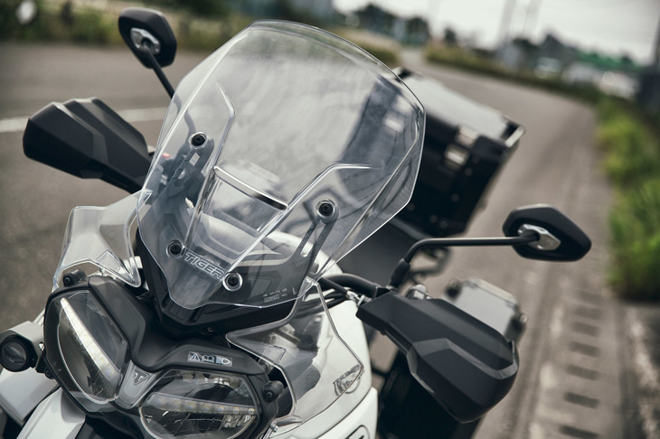 フロントスクリーンは5段階の高さ調整機構付き。走行風の整流と防風に効果のあるエアロディフューザーも装備されている。