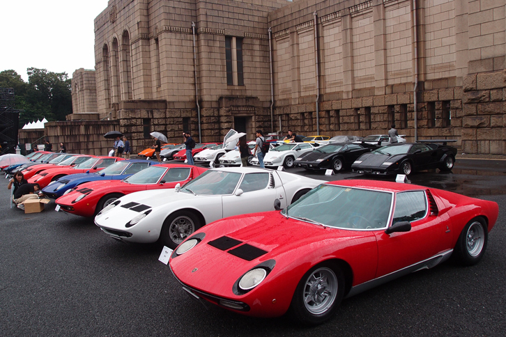 会場に並んだ「ランボルギーニ・ミウラ」。写真手前は「ミウラP400SV」。