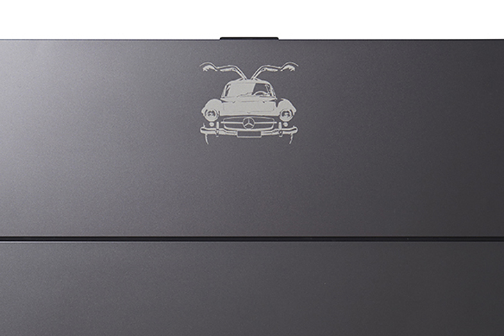 トップカバー上に、車両のレーザー刻印が添えられる。写真は「300SL」バージョンのもの。