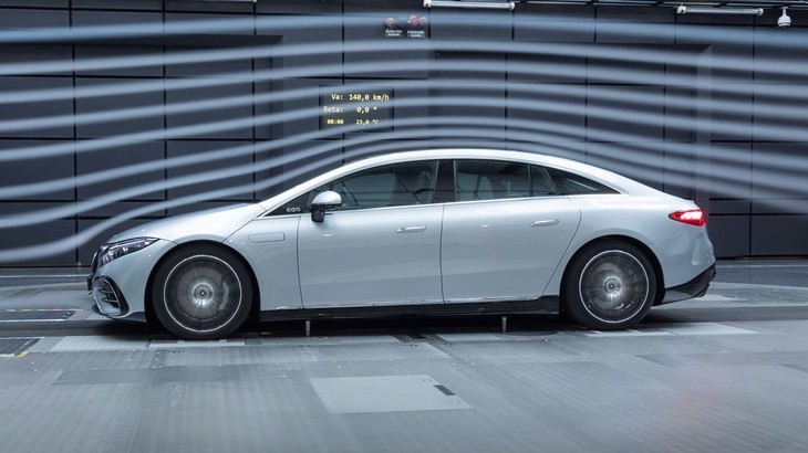 “ワン・ボウ（弓）”フォルムをまとう「EQS」。Cd値（空気抵抗係数）＝0.20の空力性能を誇る。