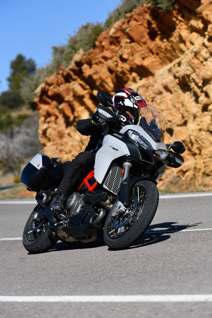 今回の改良により「950」系のモデルには新たにボッシュ製の6軸慣性測定ユニットやコーナリングABS、ヒルホールドコントロール、油圧式クラッチなどが採用された。