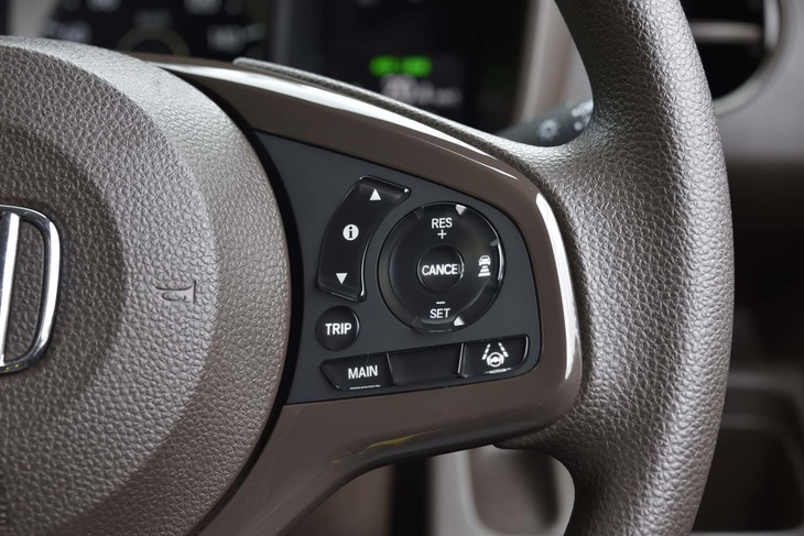 アダプティブクルーズコントロールの操作スイッチは、ステアリングホイールの右側スポーク上に並ぶ。