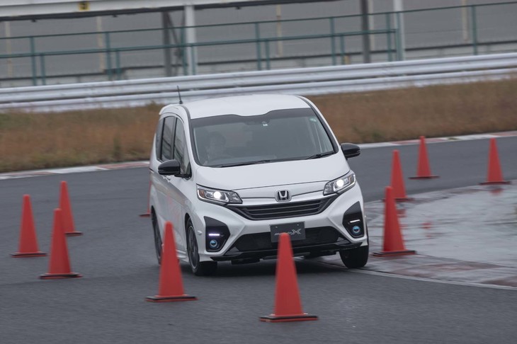 パイロンで路面を狭くした左コーナーを“真の「モデューロX」”で行く。比較試乗した3台の中では最も修正舵が少なく走れた。