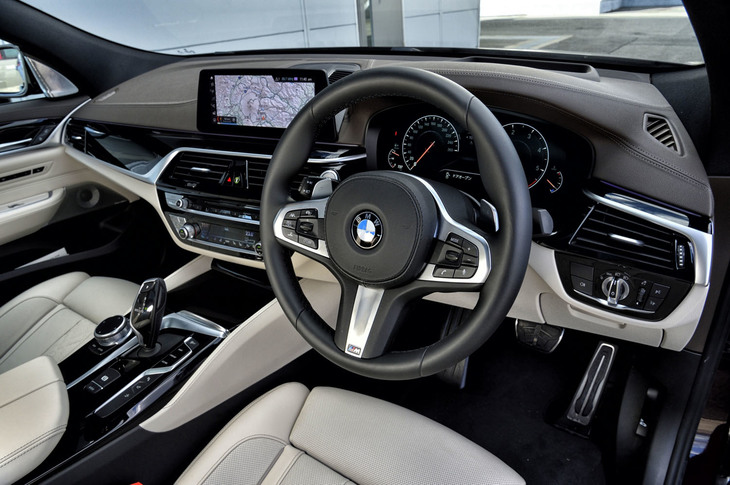 インストゥルメントパネルの基本デザインは「5シリーズ」と同様。今回試乗した「623dグランツーリスモMスポーツ」には、Mスポーツ専用となる3本スポークデザインのステアリングホイールや、タッチパネルやスイッチに手を触れずにジェスチャーでマルチメディアを操作できる「BMWジェスチャーコントロール」（イノベーションパッケージに含まれるオプション）などが装備されていた。