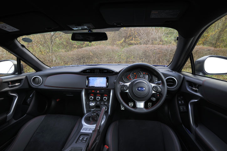 インパネやメーターバイザー、ニーパッドなどに、赤いステッチを施したレザー調素材を採用。上質感を演出している。