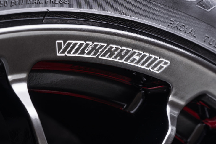 リムには「VOLK RACING」ロゴが刻まれる。世界的にその名を知られる、鍛造ホイールの最高峰ブランドである。