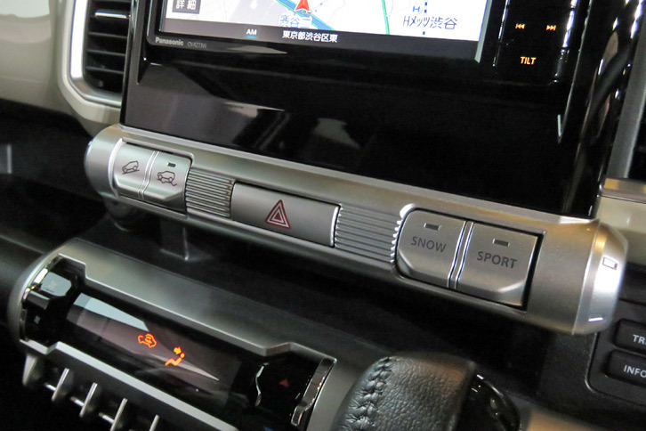 4WD車には走行モード切り替え機構が装備される。