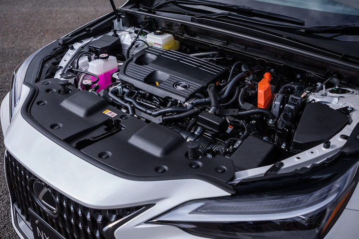 NX350h“バージョンL”（エンジンルーム）
