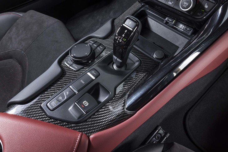 最新モデルでは6段MTの設定がトピックだが、今回の試乗車は8段AT仕様。センターコンソールにはカーボンのオーナメントパネルが貼られる。