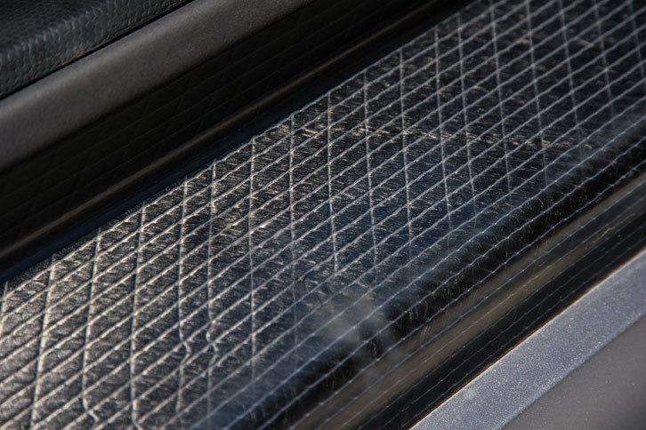 アルミ製のシャシーにカーボンファイバー製のキャビンを乗せるという、ユニークなボディー構造も「i3」の特徴。サイドシルなどは、キャビンを構成するカーボンパネルがむき出しとなっている。