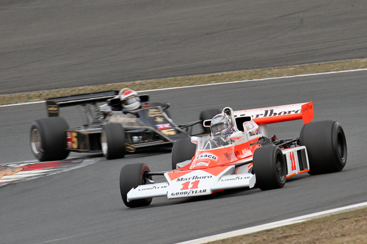 「ロータス77」と「マクラーレンM23」は、何度か順位を入れ替えて巧みにバトルシーンを演出した。