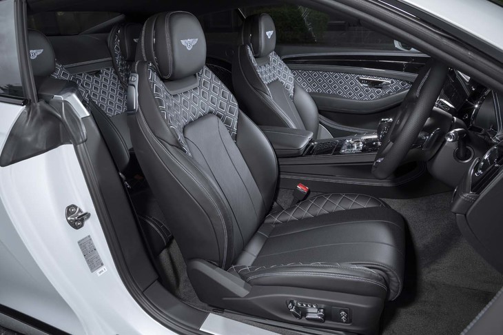 たっぷりと厚みのあるシート。ヒーターはもちろん、マッサージ機能も備わっている。