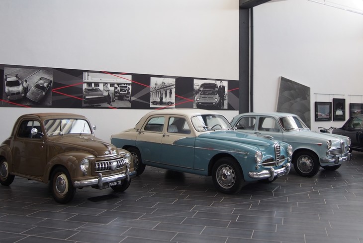 写真左から「フィアット500トポリーノC」のカスタマイズドカー、アルファ・ロメオの「1900スーパー」と「ジュリエッタ」。