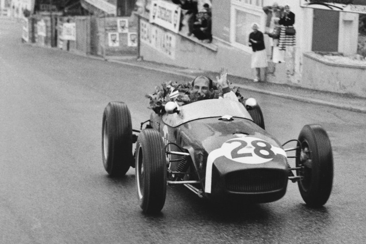 1960年のモナコGPにて、「ロータス18」を駆って優勝したスターリング・モス。ロータス18は高い動力性能を備えていたが、信頼性に問題があり、ベルギーGPでは同車に乗るモスとマイク・テイラーが同じ足まわりのトラブルで大事故に見舞われた。（写真：Newspress）