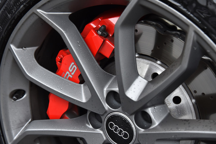 ブレーキのキャリパーは、前後ともに赤で塗装されている。