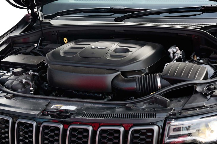 「グランドチェロキー トレイルホーク」に搭載される3.6リッターV6エンジンは最高出力290PSを発生。使用燃料はレギュラーガソリンで、JC08モードの燃費値は9.6km/リッターとなっている。