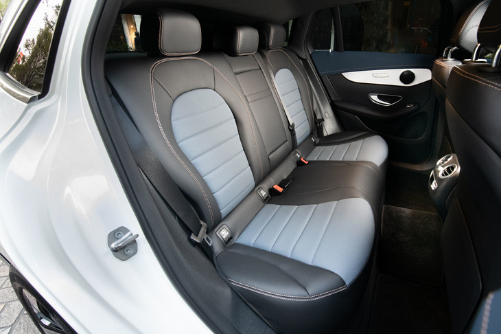 後席は広さ、着座姿勢の自然さともに申し分なし。前席とは別に温度や風量を調整できる3ゾーンエアコンの採用もあり、快適な乗車空間となっている。