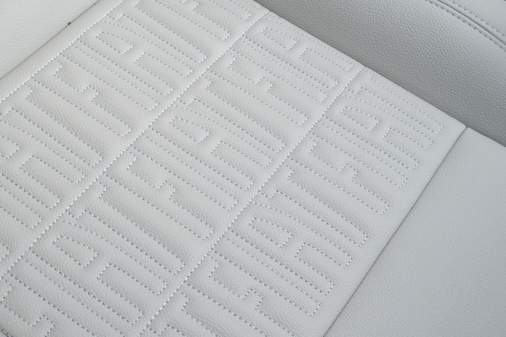 フィアット500eオープン（フロントシート）