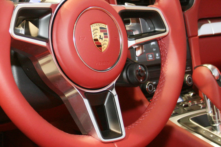 スポーツクロノパッケージのモードスイッチはステアリングのホーンボタンの右下（時計でいう4時の位置あたり）に付く。