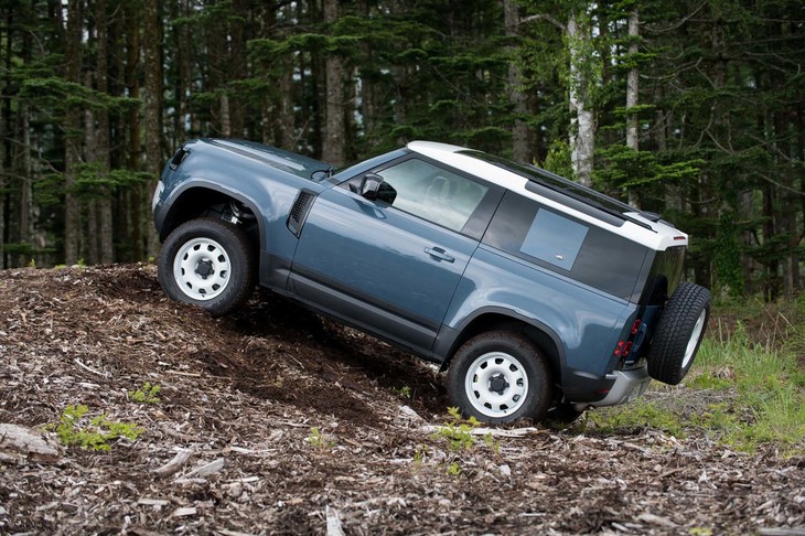 エアサスペンション装着車のディパーチャーアングルは40.0度（「オフロード」モード）。凹凸を乗り越える際に基準となるランプブレークオーバーアングルは31.0度で、いわゆるスリーアングルのなかではこの値のみ「110」を上回っている（110は28.0度）。