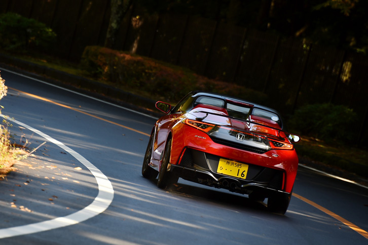 「S660 MUGEN RA」の車両価格は289万円。カタログモデルの「S660 α」は218万円なので、その差額は71万円となる。