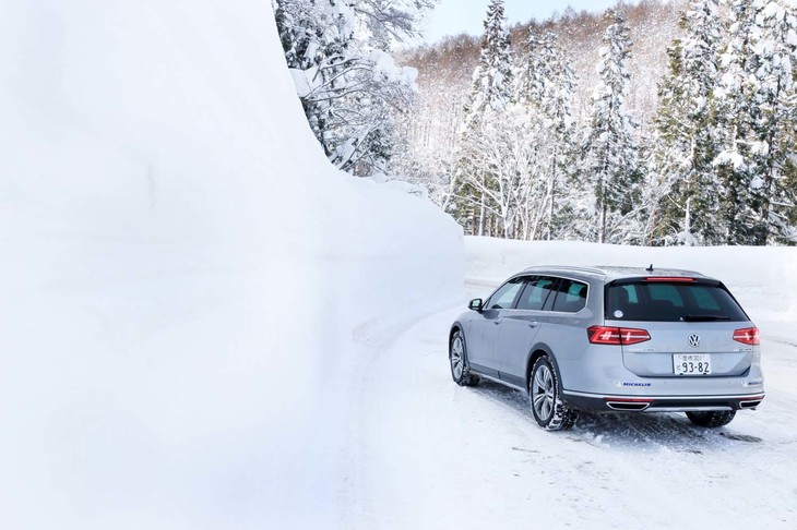 「ティグアンTDI 4MOTION Rライン」が7段のデュアルクラッチ式AT（DSG）を搭載するのに対し、「パサート オールトラックTDI 4MOTIONアドバンス」はより大トルクに対応した6段DSGとなる。