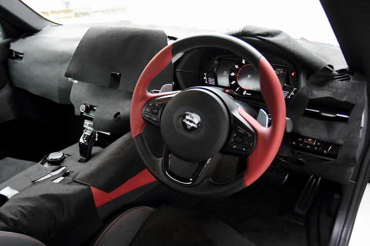 黒いカバーで覆われた試乗車のインストゥルメントパネルまわり。メーターには広範囲にわたり液晶モニターが使用されていた。