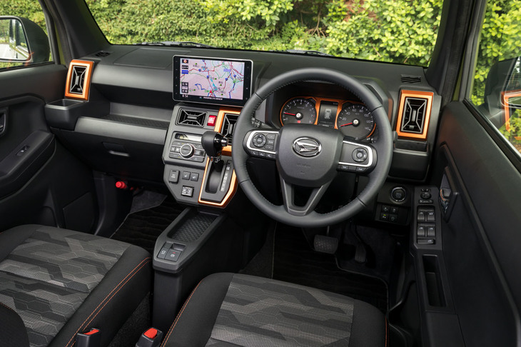 オレンジのアクセントが目を引くインストゥルメントパネルまわりには、外観と同じく各所にカクカクとした意匠を採用。空調やシートヒーター、充電ソケット類はセンターコンソールにまとめられており、非常に分かりやすい。