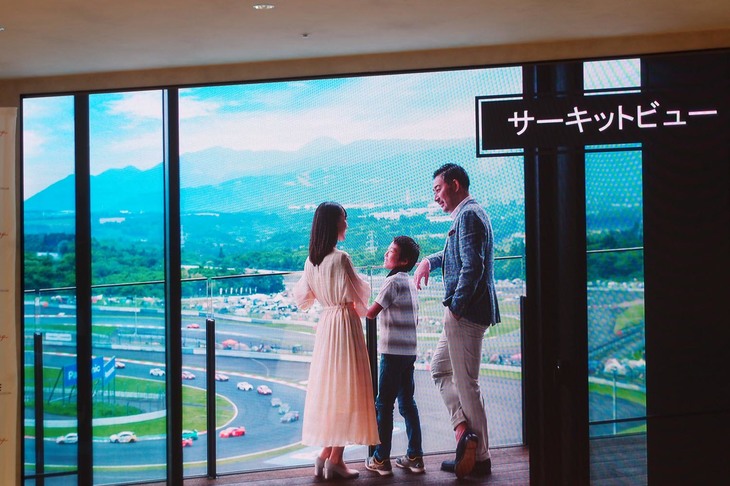 富士スピードウェイホテルの、レーシングコースに面した客室からの眺め（完成イメージ）。