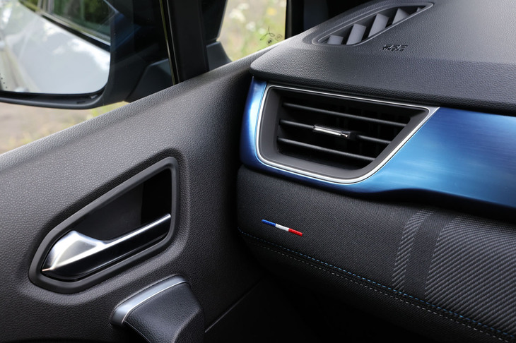 ブルーグレーダッシュボードインサートやブルーのステッチ、フランス国旗をモチーフとしたカラーアクセントなどが採用された「エスプリ アルピーヌ」のダッシュボード。