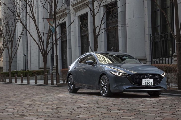 マツダ3ファストバックXDバーガンディーセレクション