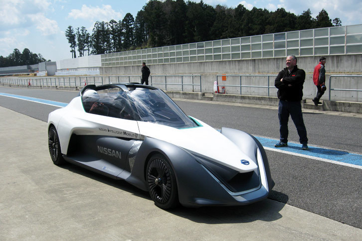 ピットレーンでコースインを待つ「ブレードグライダー」。フロントのトレッドが極端に狭い、三角形のボディー形状が目を引く。