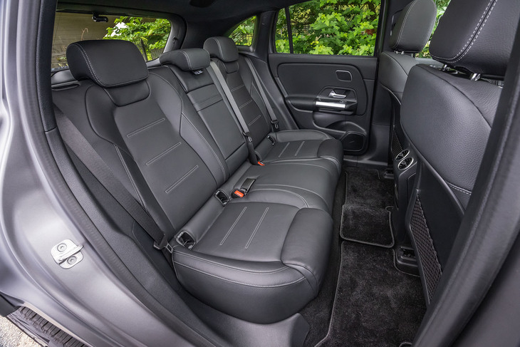 ボディーサイズ相応の空間が確保される後席エリア。シートはフロアから座面までがやや低く、前席下の奥まで足を伸ばすことができないので、少々窮屈な印象だ。背もたれには40：20：40の分割可倒機構が備わる。