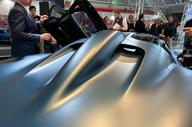 即興演劇のマスクがモチーフであるという。