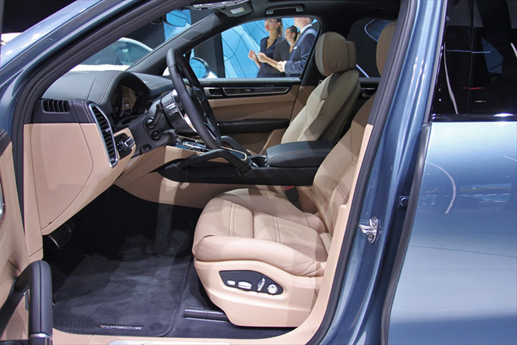 ポルシェ・カイエン（フロントシート）