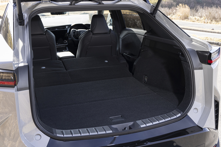 後席の背もたれを倒すと広くてフラットな空間が確保できる。荷室の床下にも58リッターのスペースがあり、折りたたんだトノカバーを収納できる。