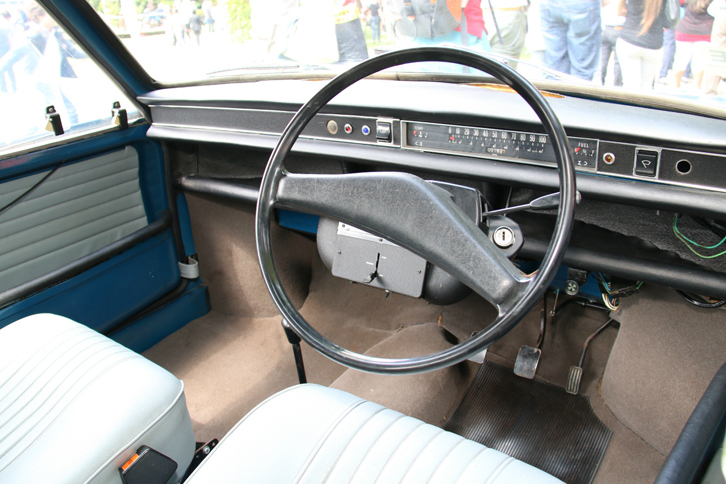 「MINI 9Xハッチバック プロトタイプ」の運転席まわり。スピードメーターは、温度計のように赤いバーがスライドするタイプと思われる。当時、一部のクルマに採用されていた方式である。