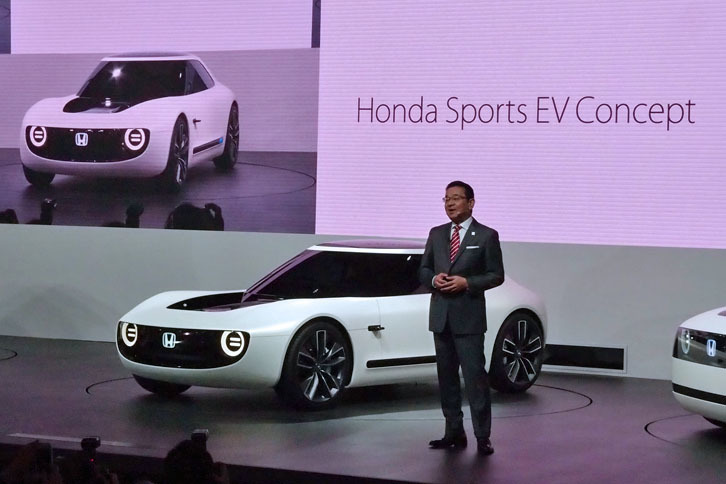 「ホンダ・スポーツEVコンセプト」と、その概要を説明する八郷隆弘本田技研工業代表取締役社長。