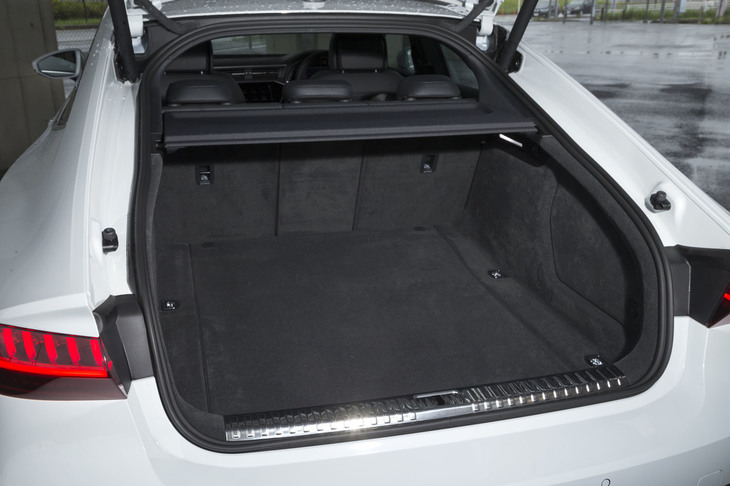 「A7スポーツバック」の特徴のひとつである大型のテールゲート。5人乗車時の容量は535リッター。