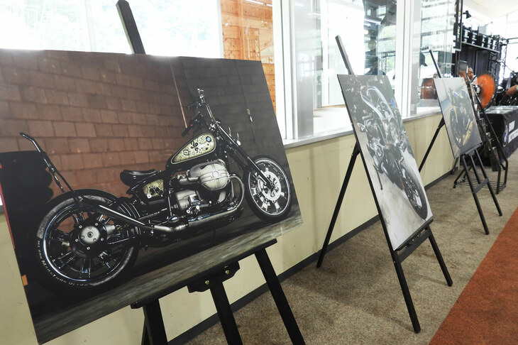 外歩きが疲れたのでベースセンターでひと休み。2階に上がると、なにやらカスタムバイクの写真が。