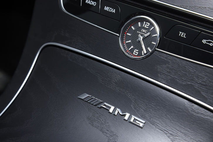 センターコンソールの中央には、IWCのクロックが添えられる。