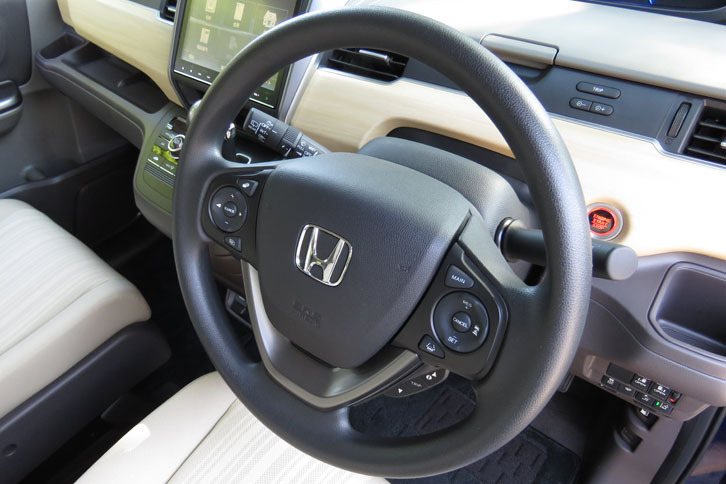 ホンダ・フリードGホンダセンシング（ステアリングホイール）